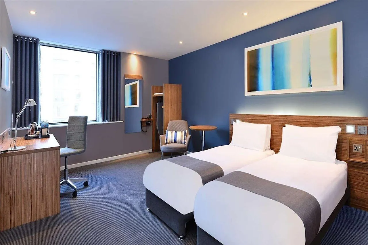 Travelodge Edinburgh Central 3*,